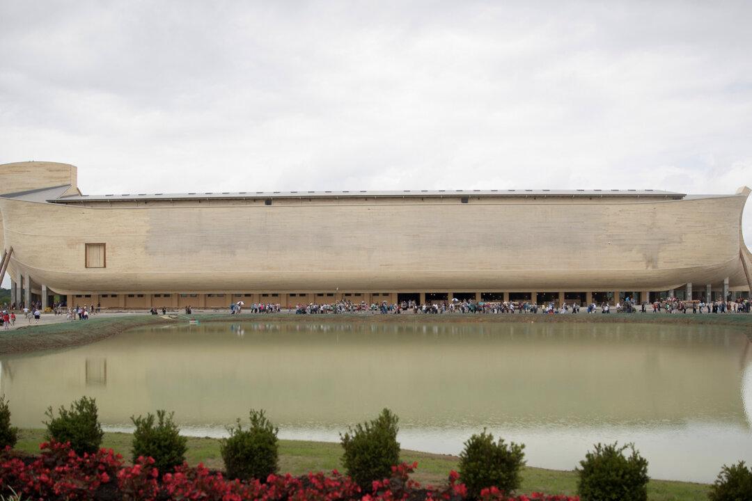10-Story, Life-Size Replica of Noah’s Ark Makes Bible Story Believable