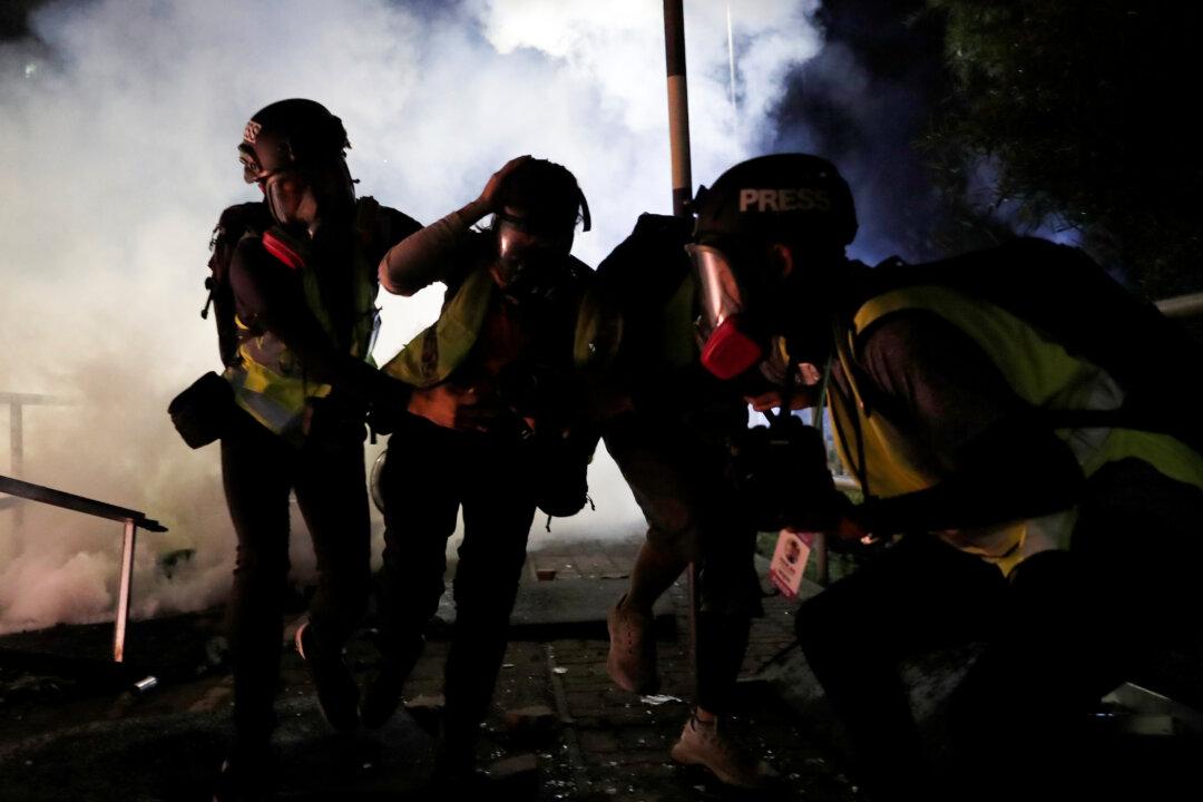 Police Besiege Hong Kong Campus in Nighttime Clashes With Student Protesters