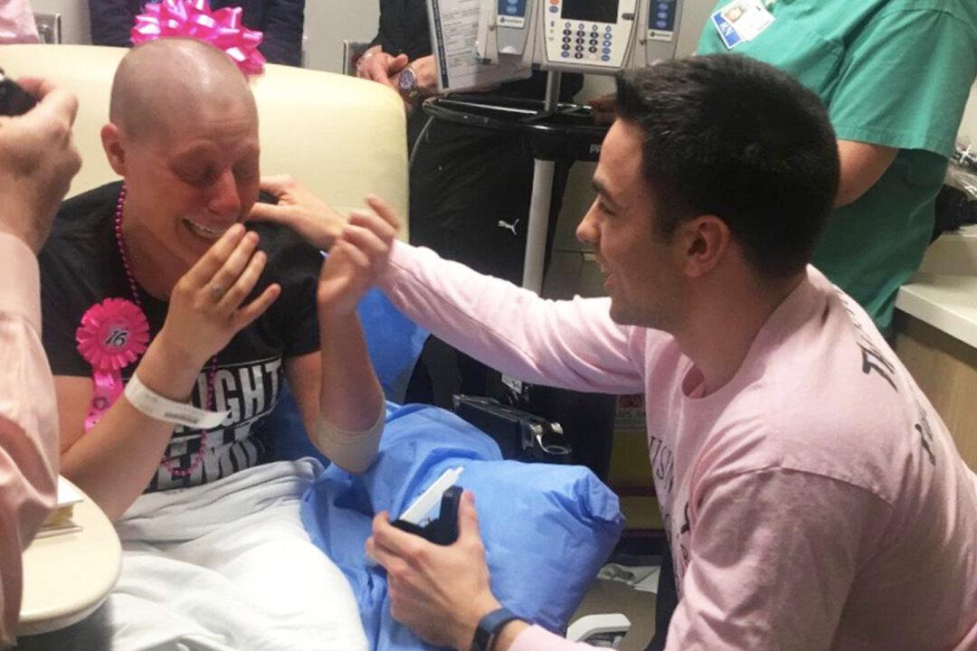 Loyal Boyfriend Who Stuck With Girlfriend During Breast Cancer Proposes on Her Last Day of Chemo