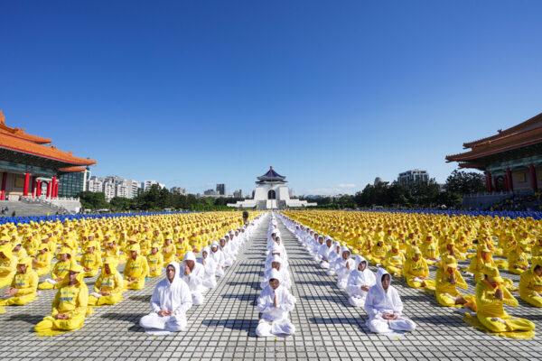 About 6,500 adherents do a meditative exercise together following a character formation in Taipei, Taiwan, on Nov. 16, 2019. (Gong An-ni/The Epoch Times)