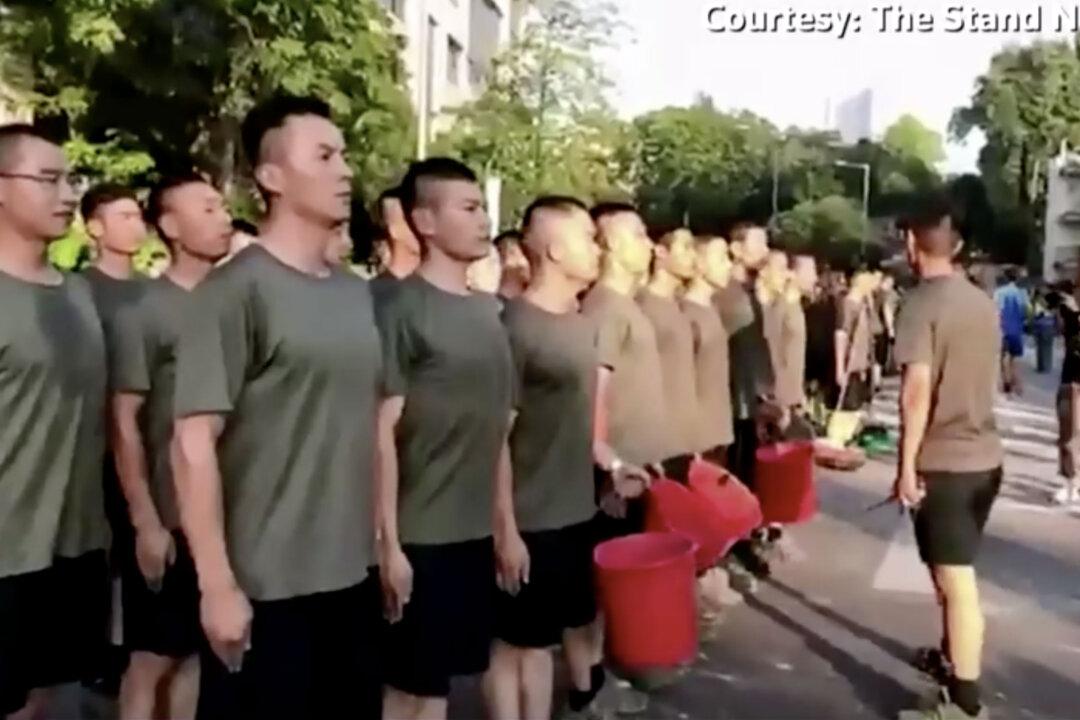 Chinese Soldiers Make First Appearance Amid Hong Kong Protests, Clear Debris From Street