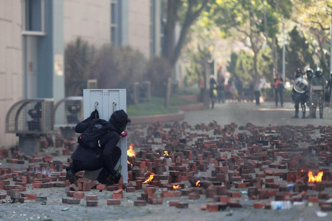 Hong Kong Protesters and Police Face Off in Fresh University Clashes