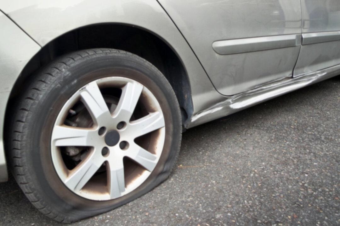 Good Samaritan Sees Woman Stranded With a Flat Tire on I-85, Stops and Gives Her a Spare