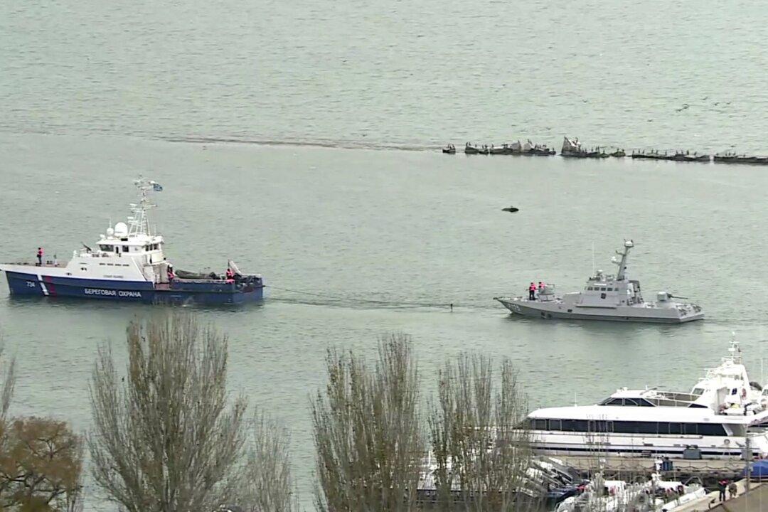 Russia Returns 3 Seized Ships to Ukraine, Talks About Summit