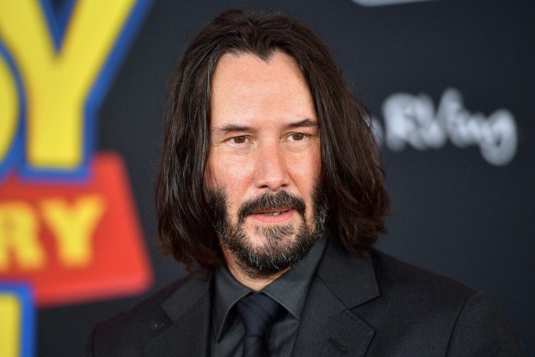 Keanu Reeves Takes Viral Photo With Keanu-Obsessed Family With a Son Named Neo