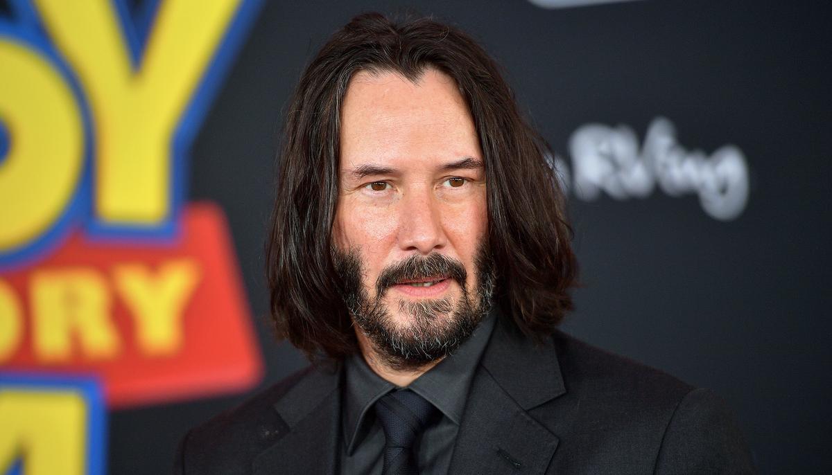 Keanu Reeves Takes Viral Photo With Keanu-Obsessed Family With a Son Named Neo