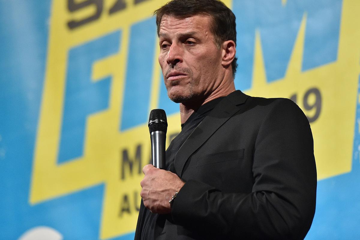 Tony Robbins Sues BuzzFeed Over ‘Premeditated and Malicious Campaign’