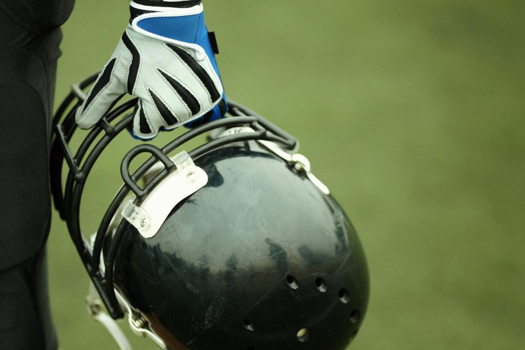 Photo of High School Football Player Praying With Opponent Whose Mom Has Cancer Goes Viral