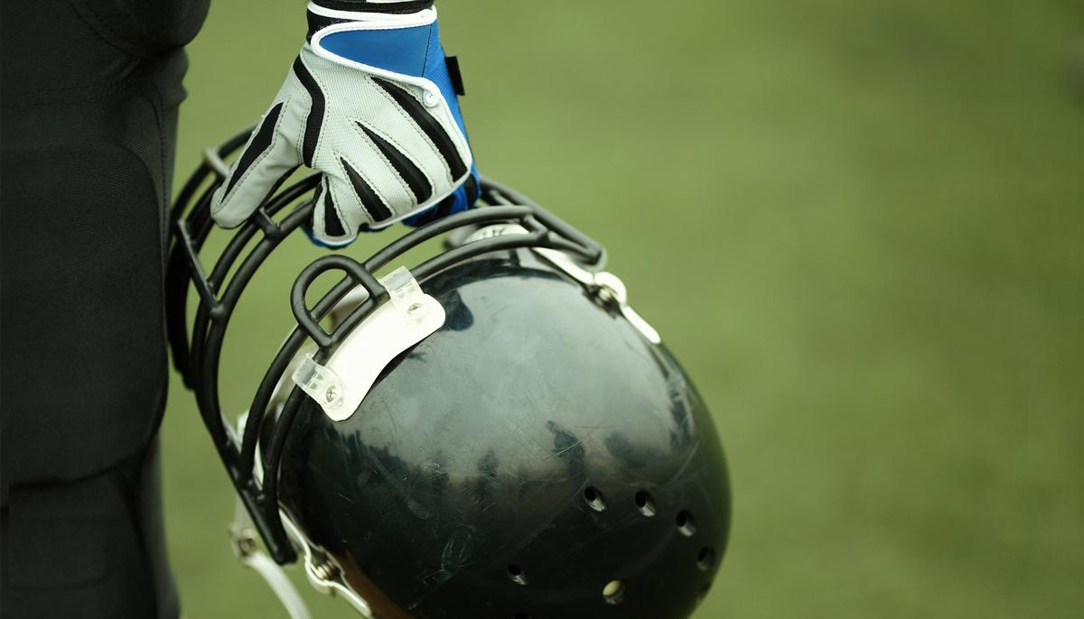 Photo of High School Football Player Praying With Opponent Whose Mom Has Cancer Goes Viral