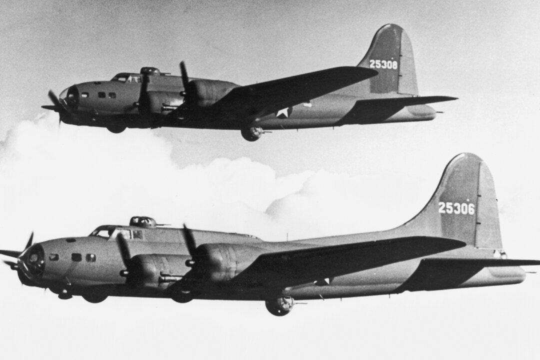 ‘I Loved the Air Force’: WWII Bomber Pilot Celebrates 100th Birthday With Family in Florida