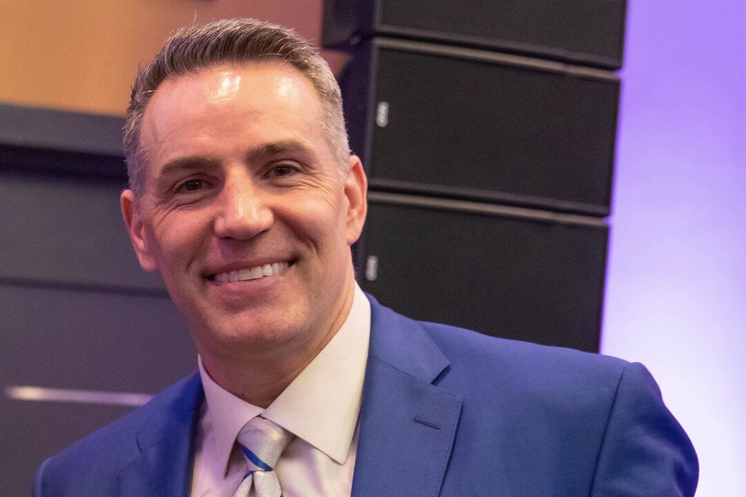 NFL Hall of Famer Kurt Warner Helps Single Mom and Four Kids Get Their Own Home for Thanksgiving