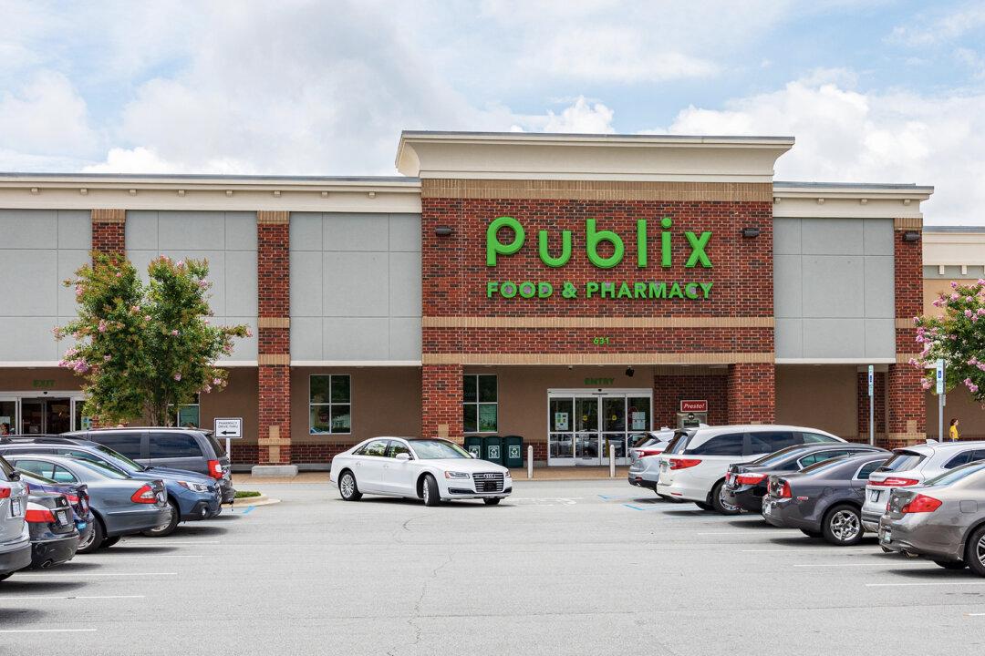 Florida Cop Buys 1 Week of Groceries for Desperate Mom Caught Shoplifting Food for Kids