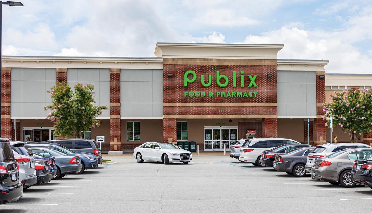 Florida Cop Buys 1 Week of Groceries for Desperate Mom Caught Shoplifting Food for Kids