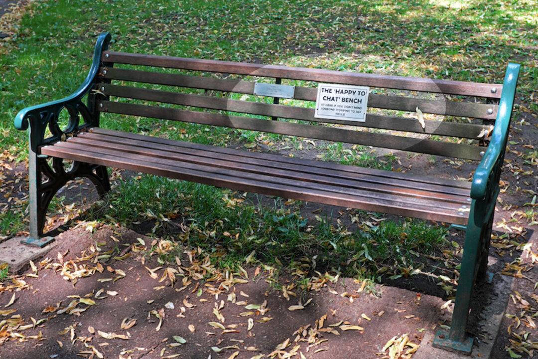 Woman Spots Lonely Elderly Man on Park Bench, Gets Inspiration for ‘Chat Benches’ to Combat Social Isolation