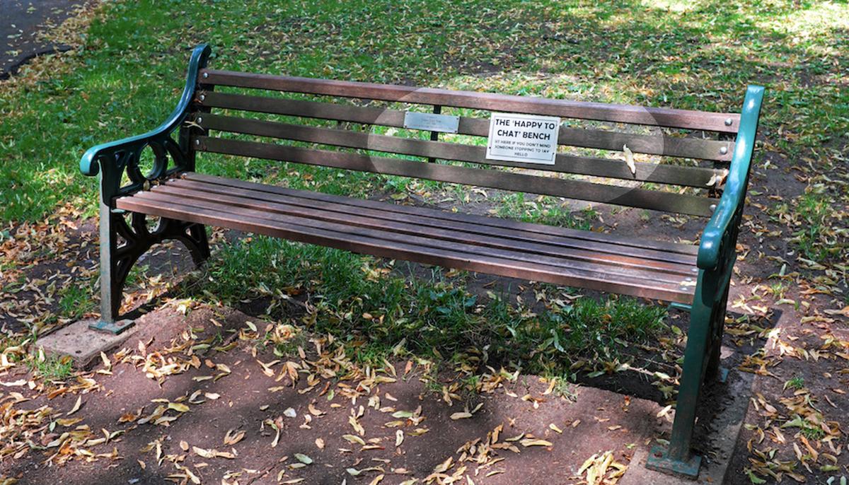 Woman Spots Lonely Elderly Man on Park Bench, Gets Inspiration for ‘Chat Benches’ to Combat Social Isolation