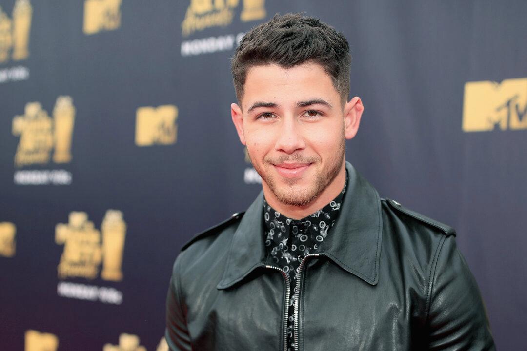 Clueless Dad Texts Daughter ‘Who Is Nick Jonas?’ While Sitting Beside Him on an Airplane
