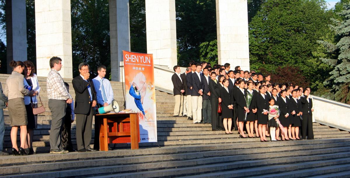 Hosting organization holds a makeshift press conference with Shen Yun performers in the background on the theater steps. (Photo by Annie Li)