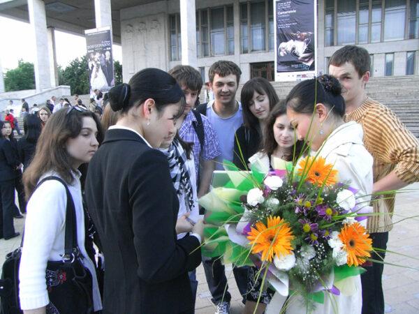 Audience members in Moldova bought flowers for Shen Yun dancers and asked for their signatures. (The Epoch Times)