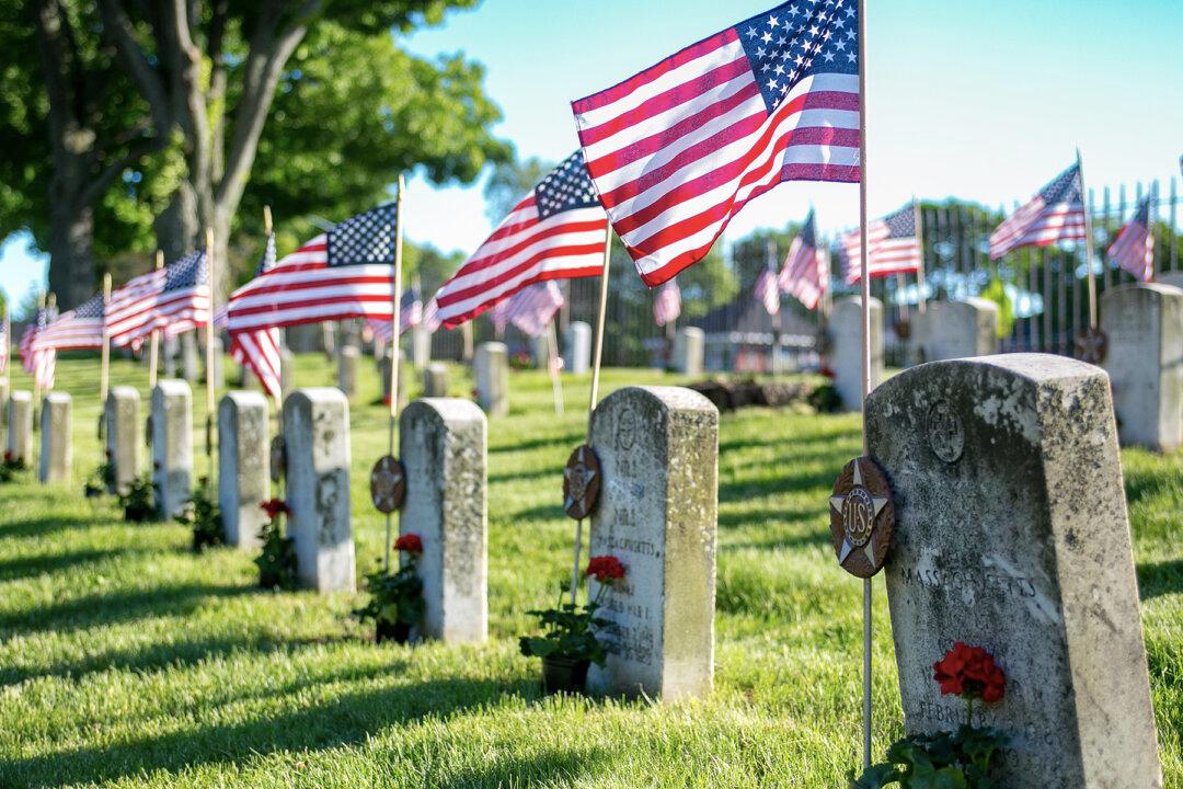 Patriotic Mailman Cleans Hundreds of Veterans’ Headstones in Local Cemeteries on His Days Off