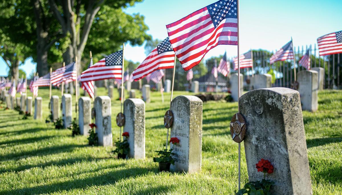 Patriotic Mailman Cleans Hundreds of Veterans’ Headstones in Local Cemeteries on His Days Off