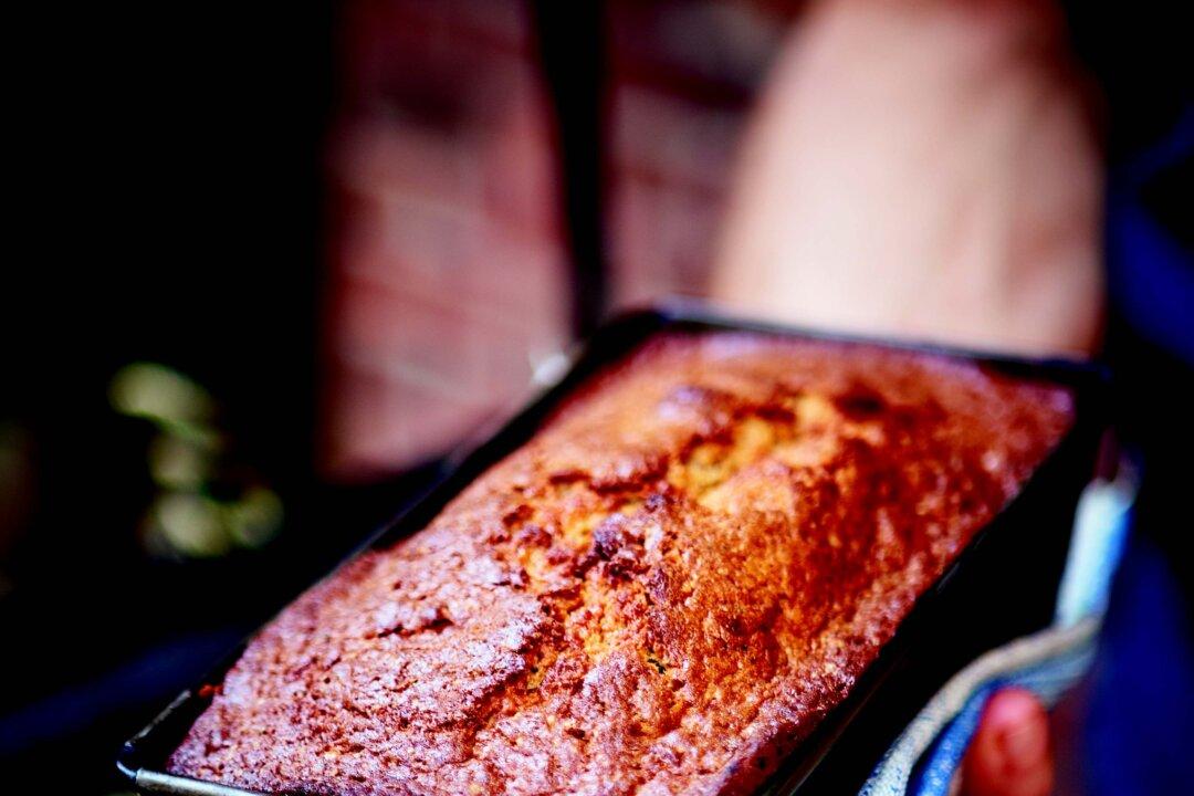 Cardamom and Cinnamon Banana Bread With Poppy Seeds