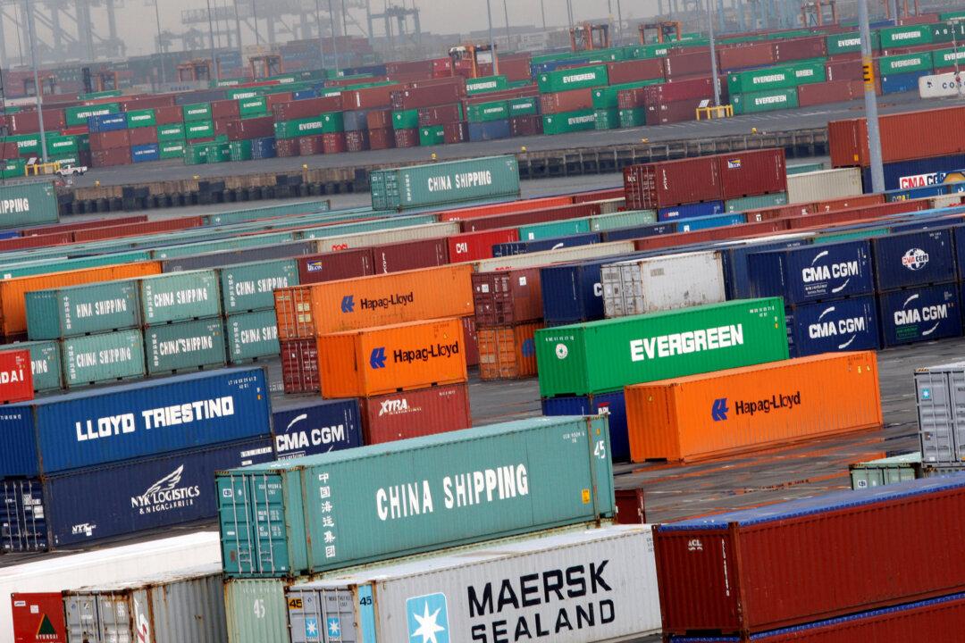 US Trade Deficit Falls to 1.5-Year Low Amid Fewer Imports from China