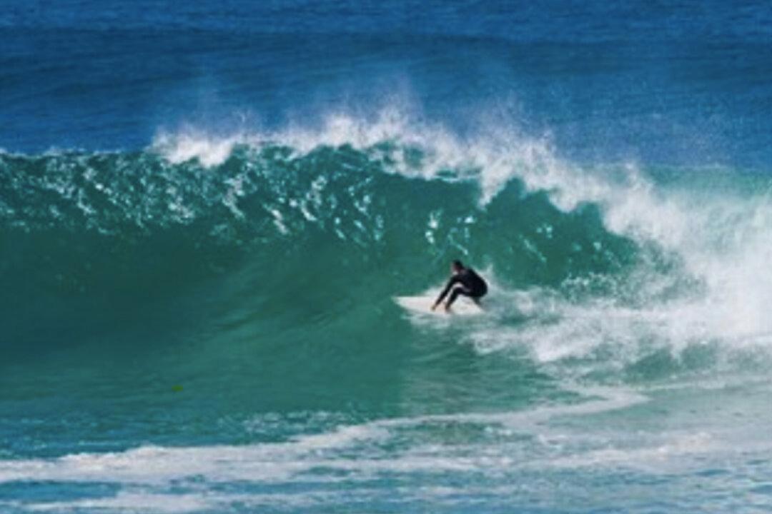 Filipino Surfer Sacrifices Gold Medal Run to Save Fallen Rival From Fierce Waves During Competition