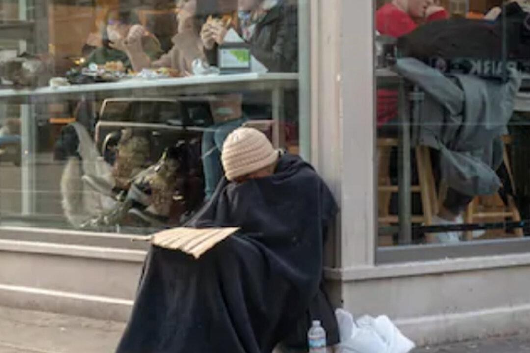 Homeless Man About to Buy Food Gives Last Coins to Mom in Need, Then a Stranger Steps In