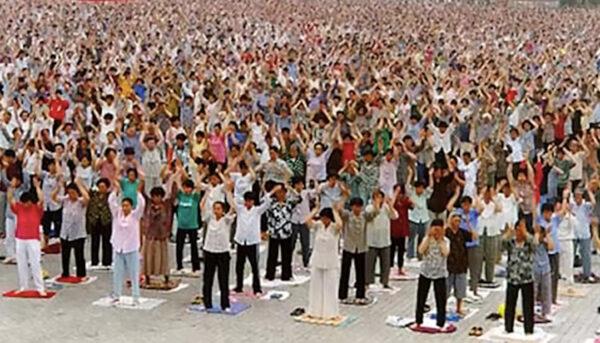 Falun Dafa practitioners in a group practice session in Shenyang City, China, in 1998. (Minghui)