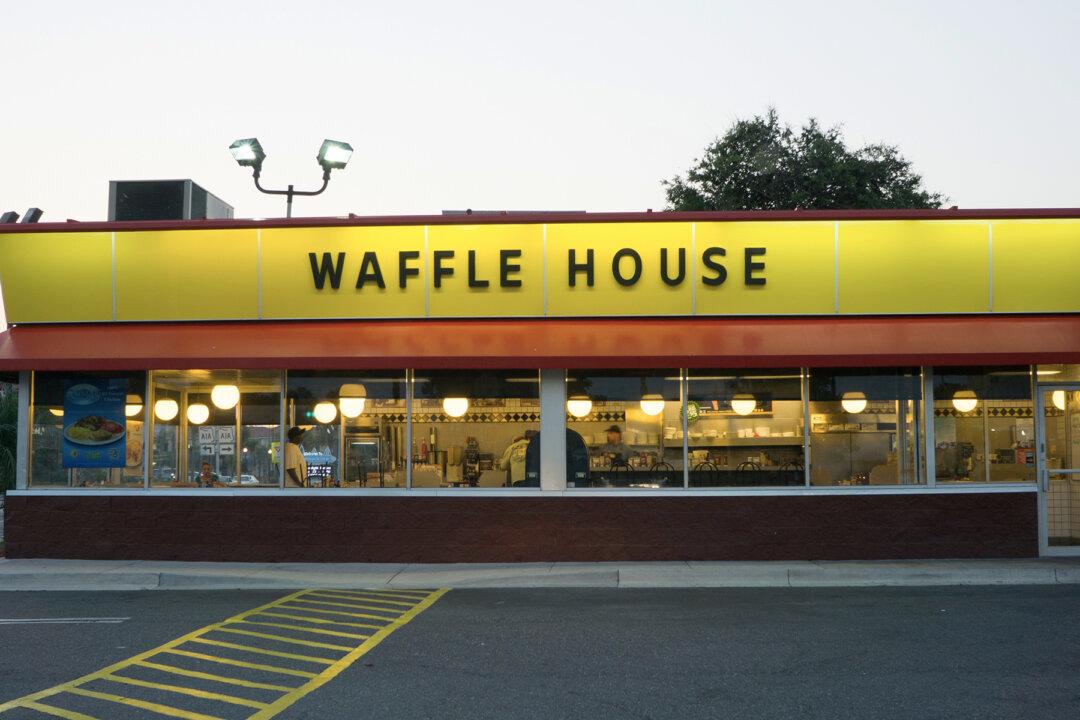 Lone Waffle House Employee Swamped With Orders–Then Customer Suddenly Starts Bussing Tables
