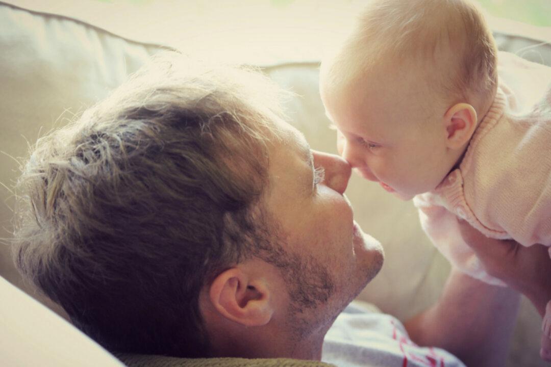 Baby Daughter Entranced by Dad Singing Country Song ‘I’m Moving On,’ and Her Response Goes Viral