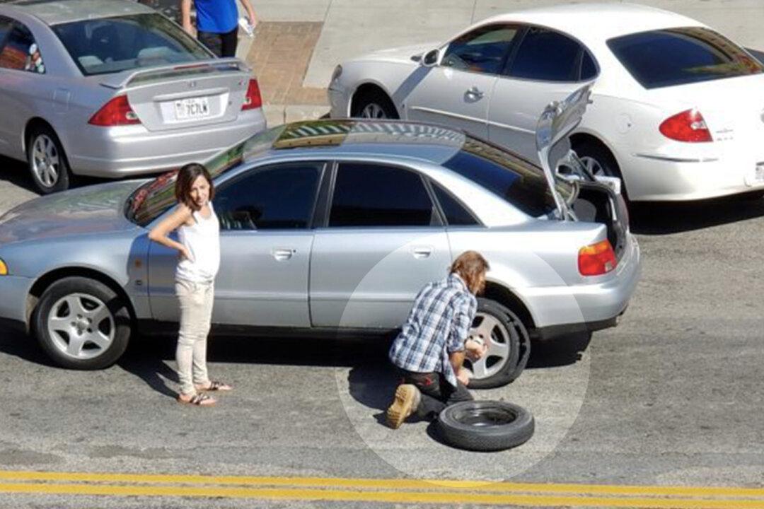 Homeless Man’s Selfless Act of Changing a Woman’s Tire Wins Many Hearts