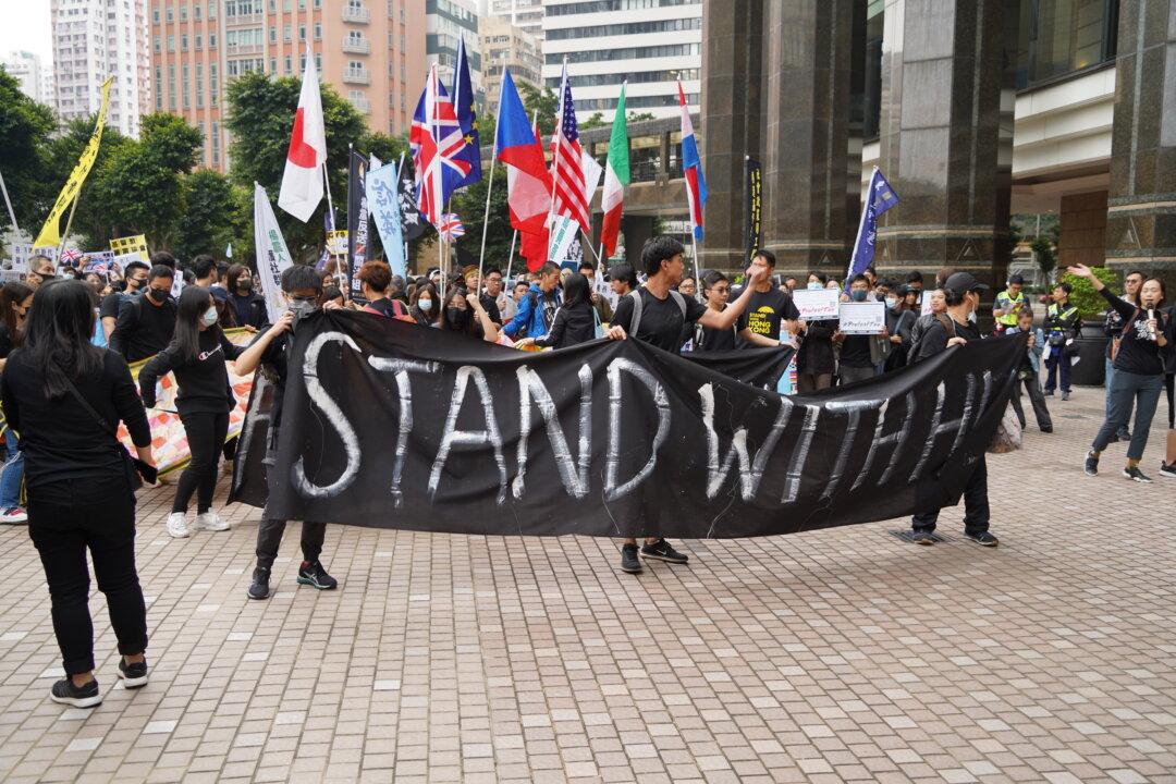 Hongkongers March to Consular Offices to Appeal for International Support
