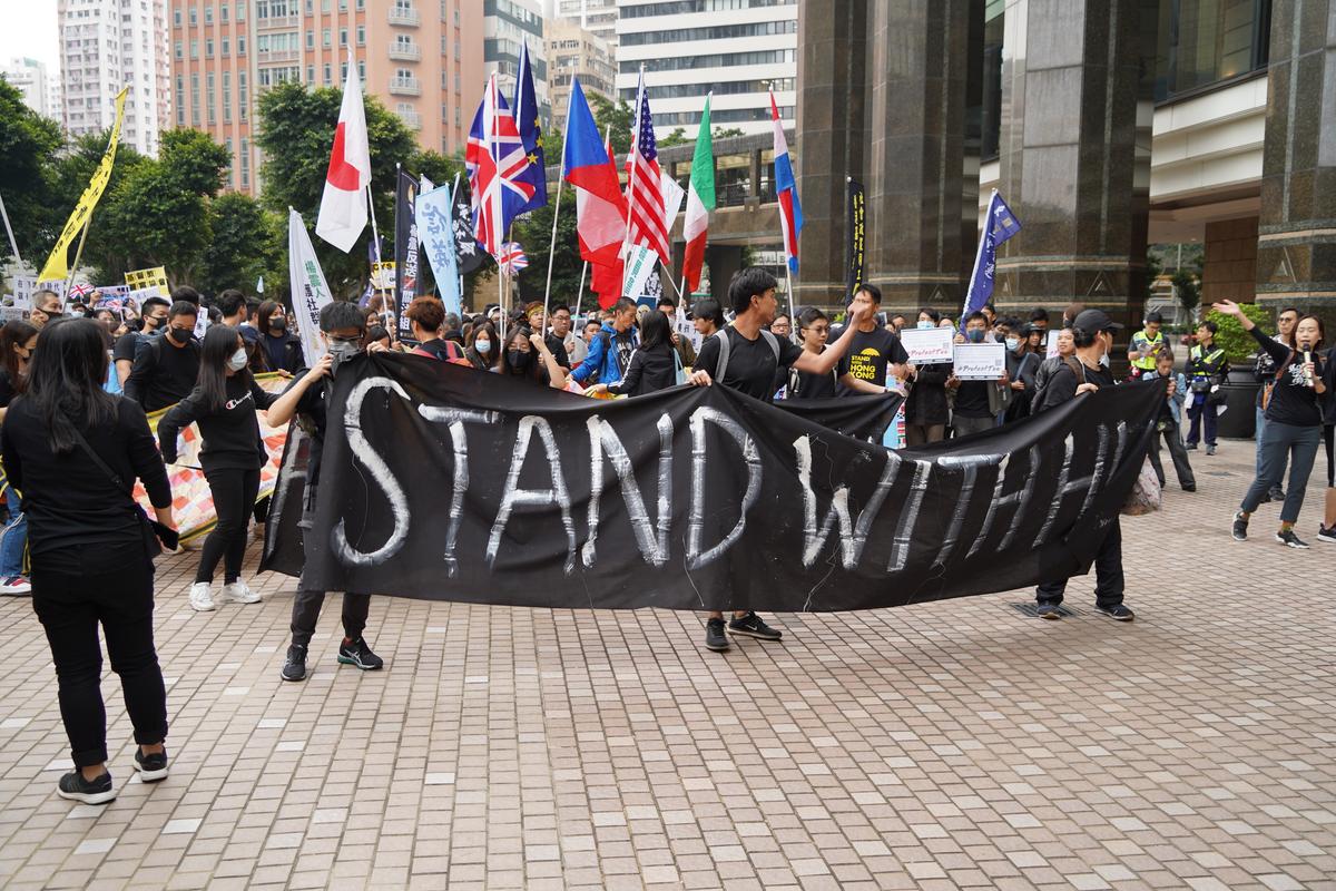 Hongkongers March to Consular Offices to Appeal for International Support