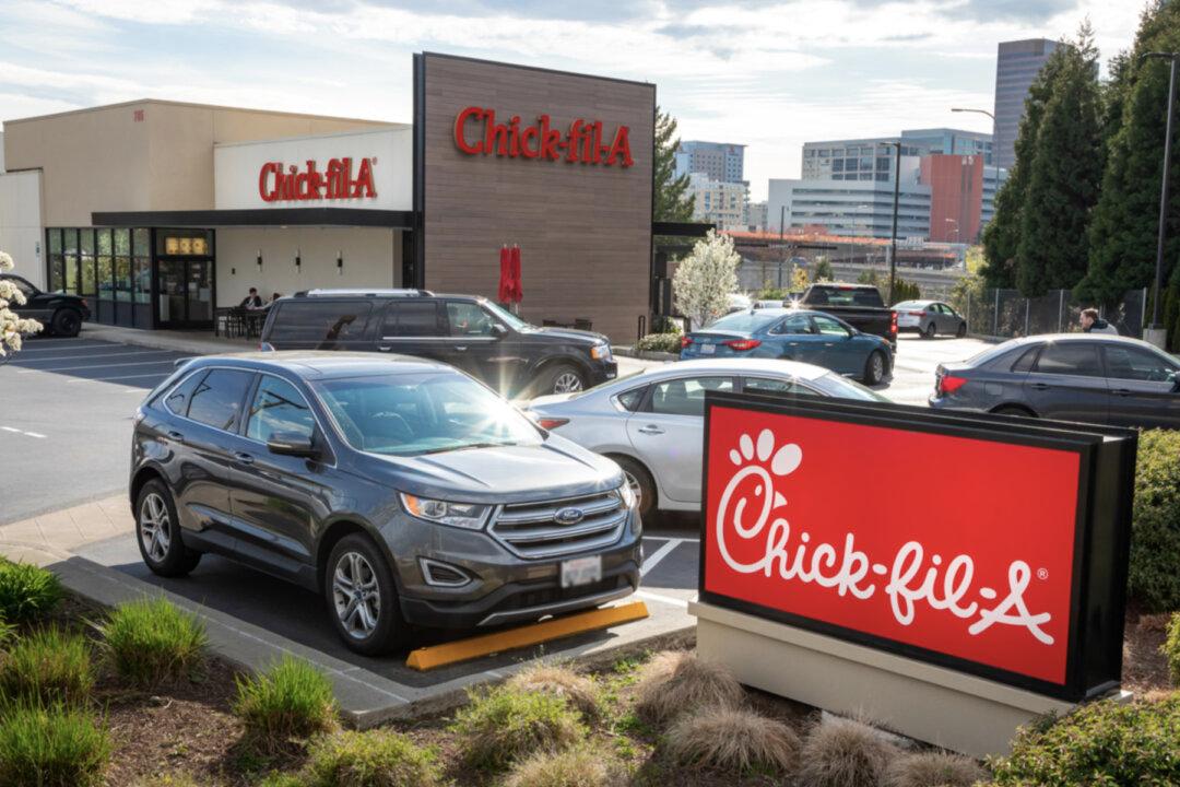 96-Year-Old Veteran with Flat Tire Enters Chick-fil-A ‘Almost in Tears’–Then Manager Leaps into Action