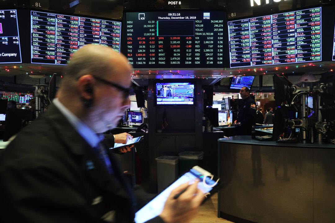 Dollar Gains, Stocks Set Fresh Highs on US Labor Report