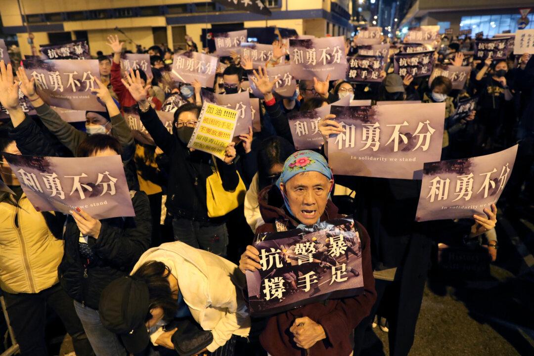 Hong Kong Protesters Denounce Police Raid on Fund-Raising Platform