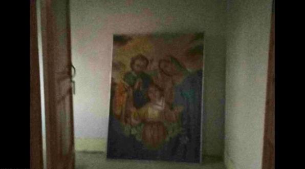 The painting of the Virgin Mary with the Christ child was abandoned in a corner. (©<a href="https://bitterwinter.org/xi-jinping-portraits-replace-catholic-symbols/">Bitter Winter</a>)