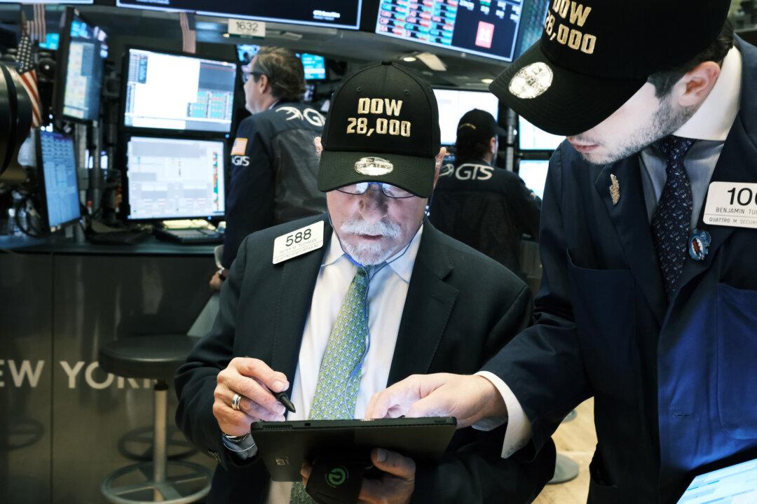 Billionaires Warn of Stock Market Dip if Democrat Beats Trump in 2020, Expert Agrees