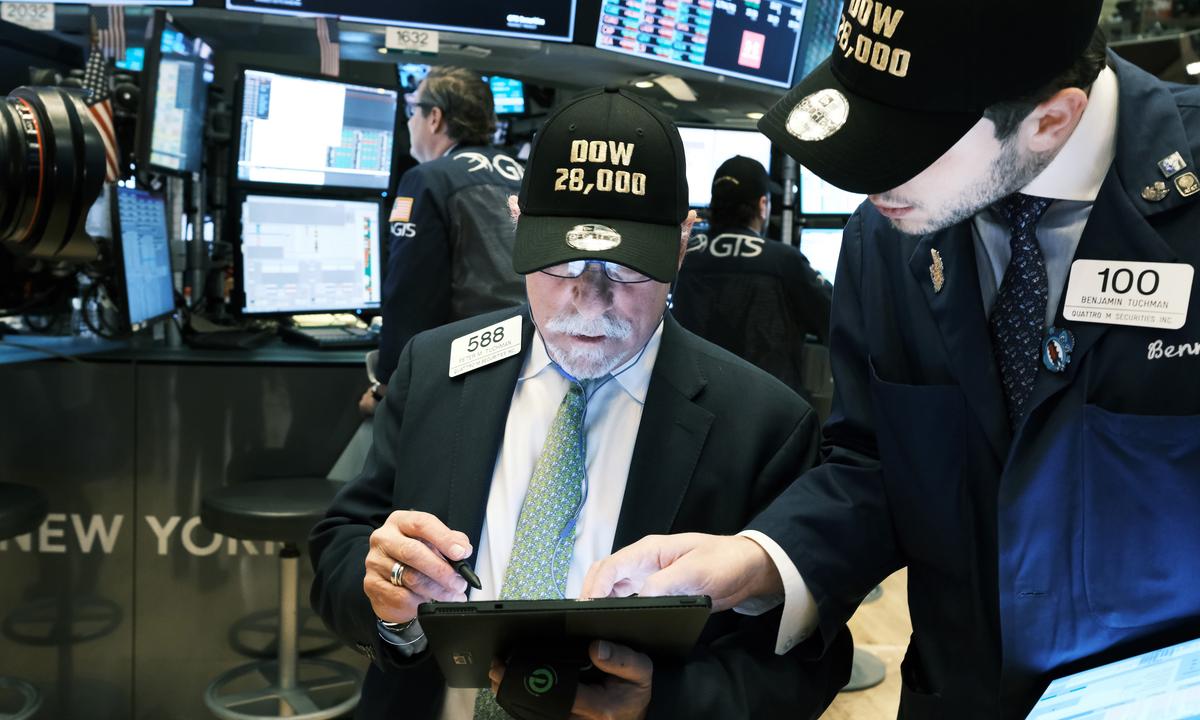 Billionaires Warn of Stock Market Dip if Democrat Beats Trump in 2020, Expert Agrees