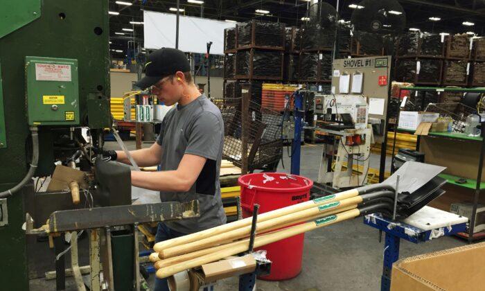 US Manufacturing Expands at Fastest Rate in Almost 2 Years