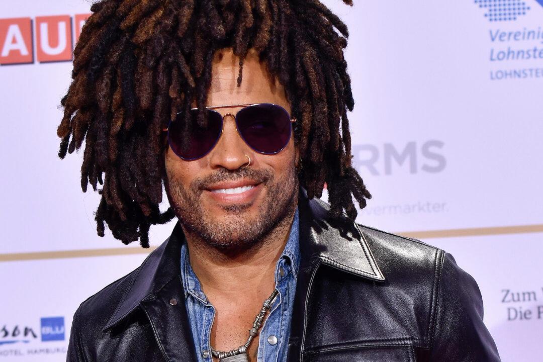 Lenny Kravitz Joins Choir’s Performance, on Seeing Him All Are Stunned (Flashback Video)