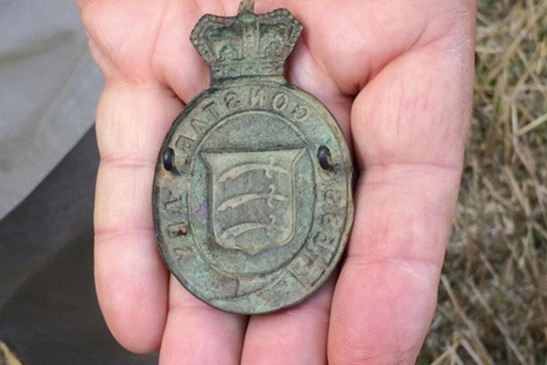 Metal Detectorist Uncovers a 125-Year-Old Murder Mystery After Finding a Cop’s Badge