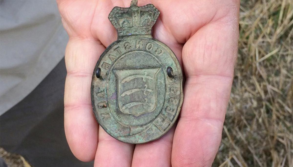 Metal Detectorist Uncovers a 125-Year-Old Murder Mystery After Finding a Cop’s Badge