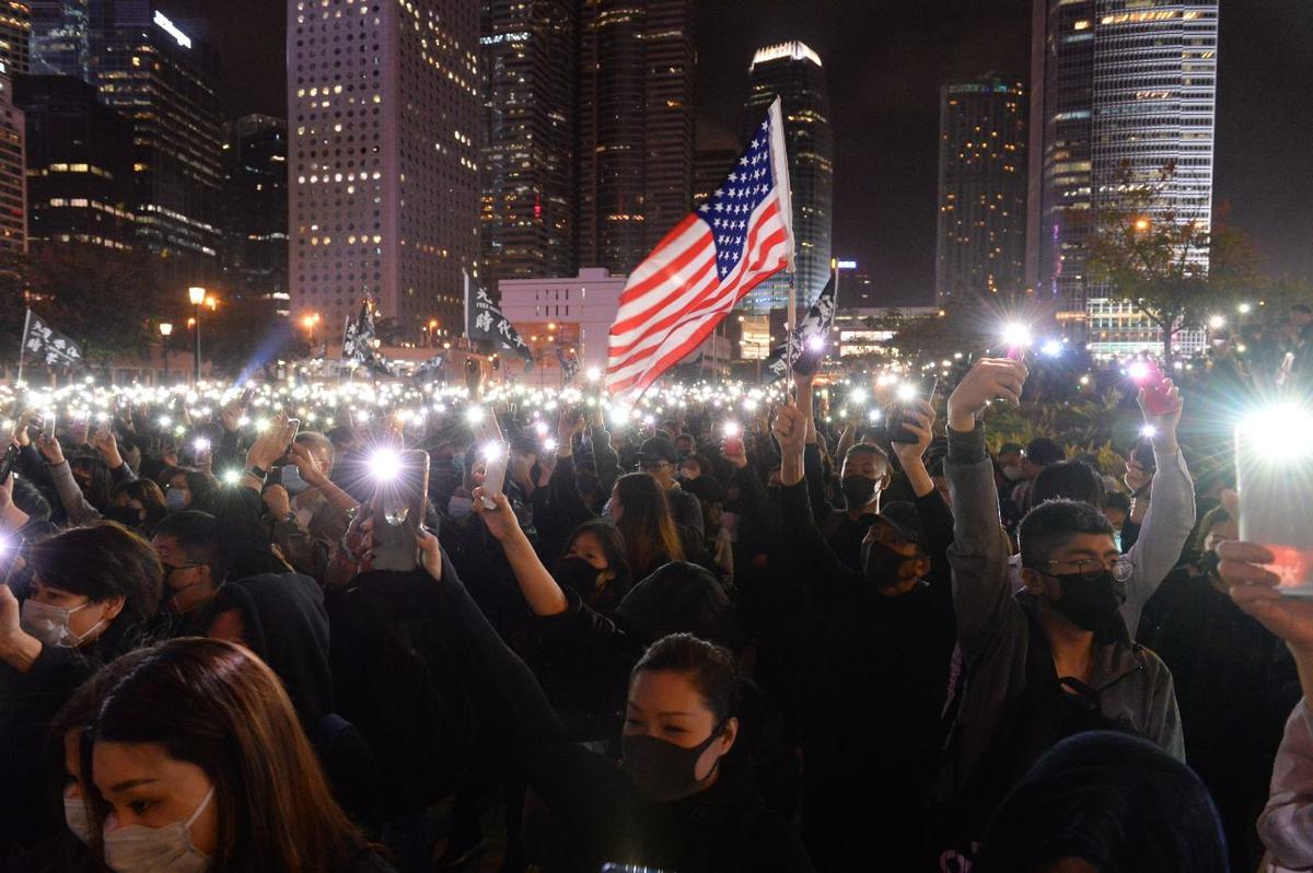 Thousands Rally in Support of Hong Kong Aid Group Targeted by Police