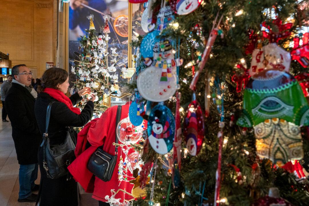 Record-High Discounts Are Expected During the Holidays Despite Inventory Gluts, Softening Consumer Spending
