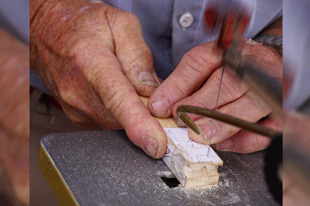 80-Year-Old Veteran Builds Hundreds of Wooden Toys for Kids in Need on Christmas