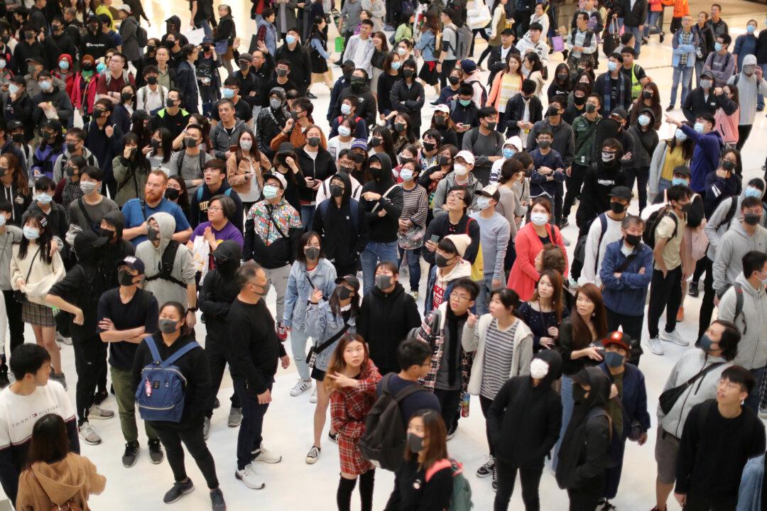 Hong Kong Marchers Target Malls in Third Day of Christmas Protests