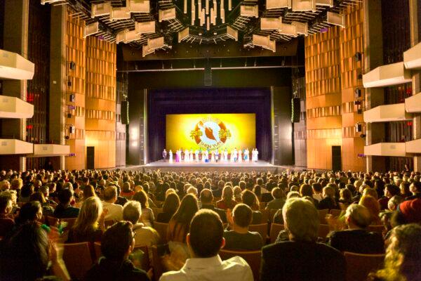 Shen Yun Performing Arts' curtain call at Ottawa's National Arts Centre on Dec. 26, 2019. (Evan Ning/The Epoch Times)
