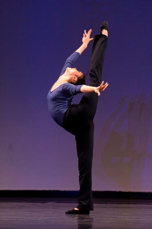 Angela Xiao performing the technical portion of the NTD Dance Competition. (Dai Bing)
